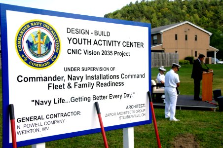 US Navy 100610-N-4275C-051 W.Va. Governor Joseph Manchin III addresses military members and dependants at Navy Information Operations Command (NIOC)