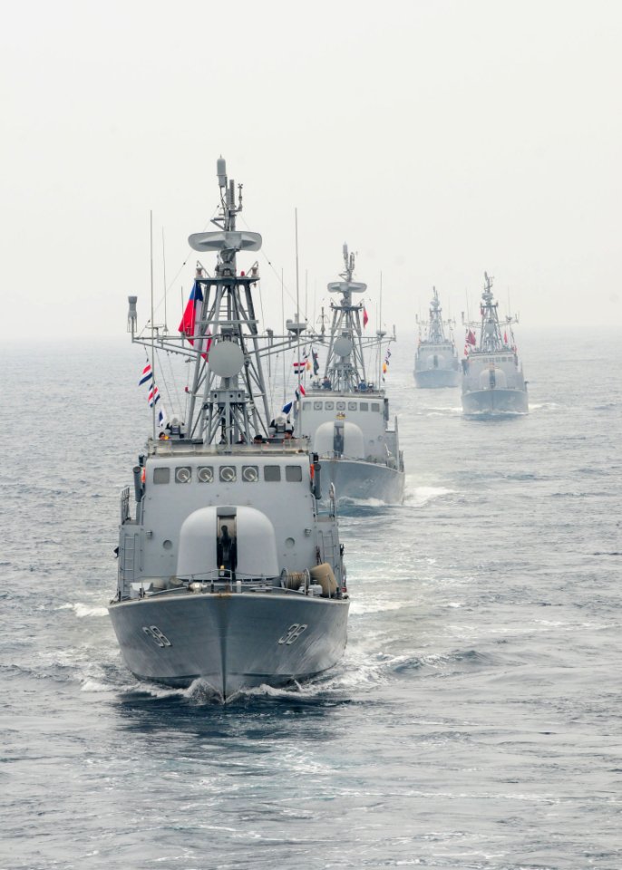 US Navy 100619-N-9301W-333 Chilean navy ships move into formation with the guided-missile frigate USS Klakring (FFG 42) off the coast of Iquique, Chile