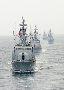 US Navy 100619-N-9301W-333 Chilean navy ships move into formation with the guided-missile frigate USS Klakring (FFG 42) off the coast of Iquique, Chile