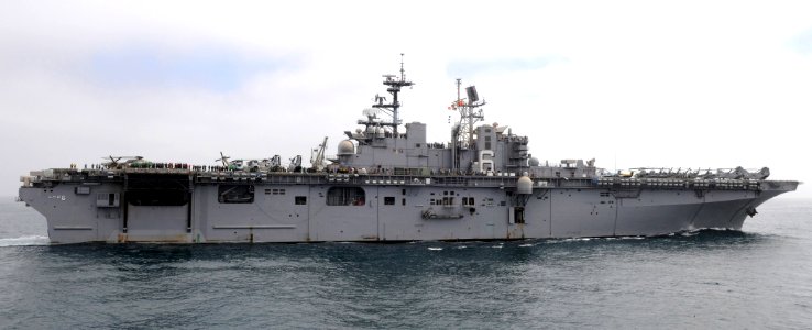 US Navy 100617-N-7058E-099 The amphibious assault ship USS Bonhomme Richard (LHD 6) prepares for a refueling at sea with the littoral combat ship USS Freedom (LCS 1)