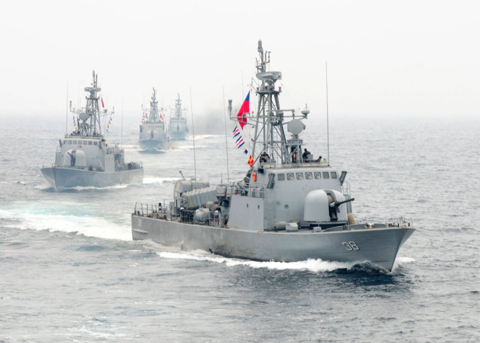US Navy 100619-N-9301W-348 Chilean navy ships move into formation with the guided-missile frigate USS Klakring (FFG 42) off the coast of Iquique, Chile