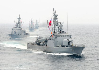 US Navy 100619-N-9301W-348 Chilean navy ships move into formation with the guided-missile frigate USS Klakring (FFG 42) off the coast of Iquique, Chile