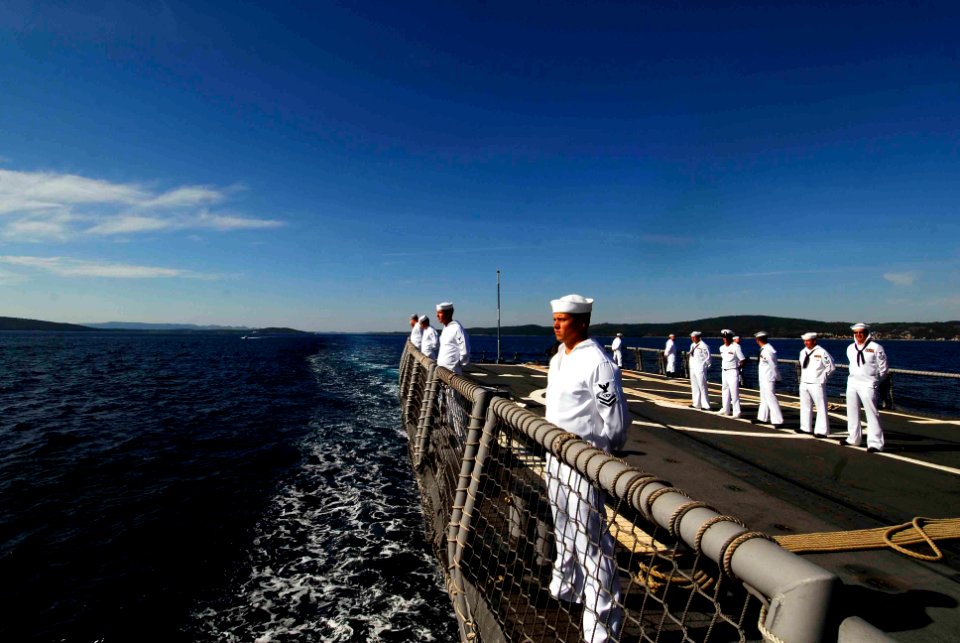 US Navy 100624-N-7638K-042 Sailors aboard the Oliver Hazard Perry-class guided-missile frigate USS Taylor (FFG 50) man the rails as the ship arrives in Split, Croatia