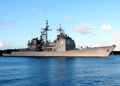 US Navy 100624-N-6854D-886 USS Benfold (DDG 65) pulls into Joint Base Pearl Harbor-Hickam, Hawaii, to support RIMPAC 2010