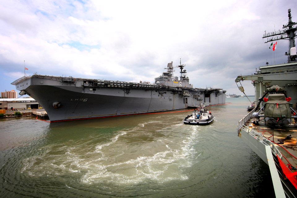 US Navy 100628-O-8247M-021 The amphibious assault ship USS Bonhomme Richard (LHD 6) prepares to depart Pearl Harbor