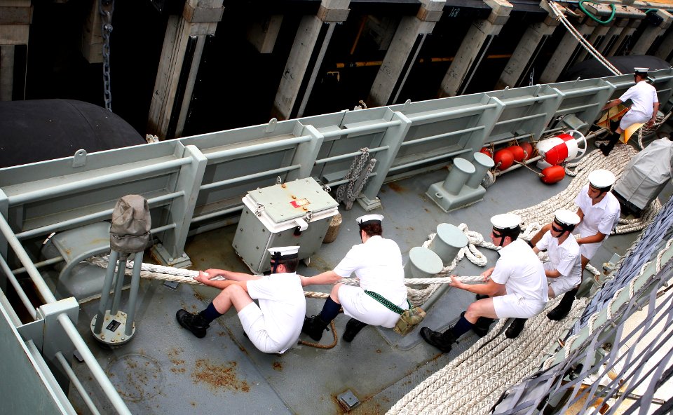 US Navy 100626-O-8247M-075 Line handlers heave the mooring line as the Royal Australian Navy amphibious landing platform HMAS Kanimbla (L 51) arrives in Pearl Harbor, Hawaii