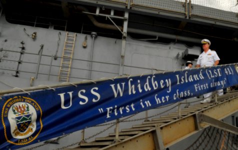 US Navy 100701-N-3548M-294 Chief of Naval Operations (CNO) Adm. Gary Roughead visits the amphibious dock landing ship USS Whidbey Island (LSD 41) during his trip to Boston