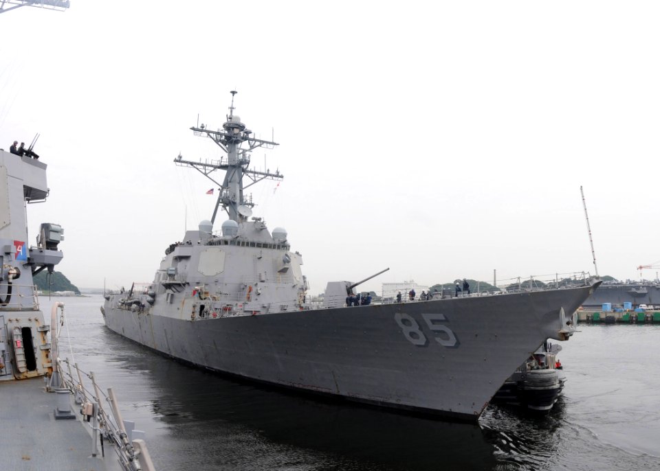 US Navy 100707-N-3215T-028 A port operations tug boat at Fleet Activities Yokosuka assists the Arleigh Burke-class guided-missile destroyer USS McCampbell (DDG 85) get underway