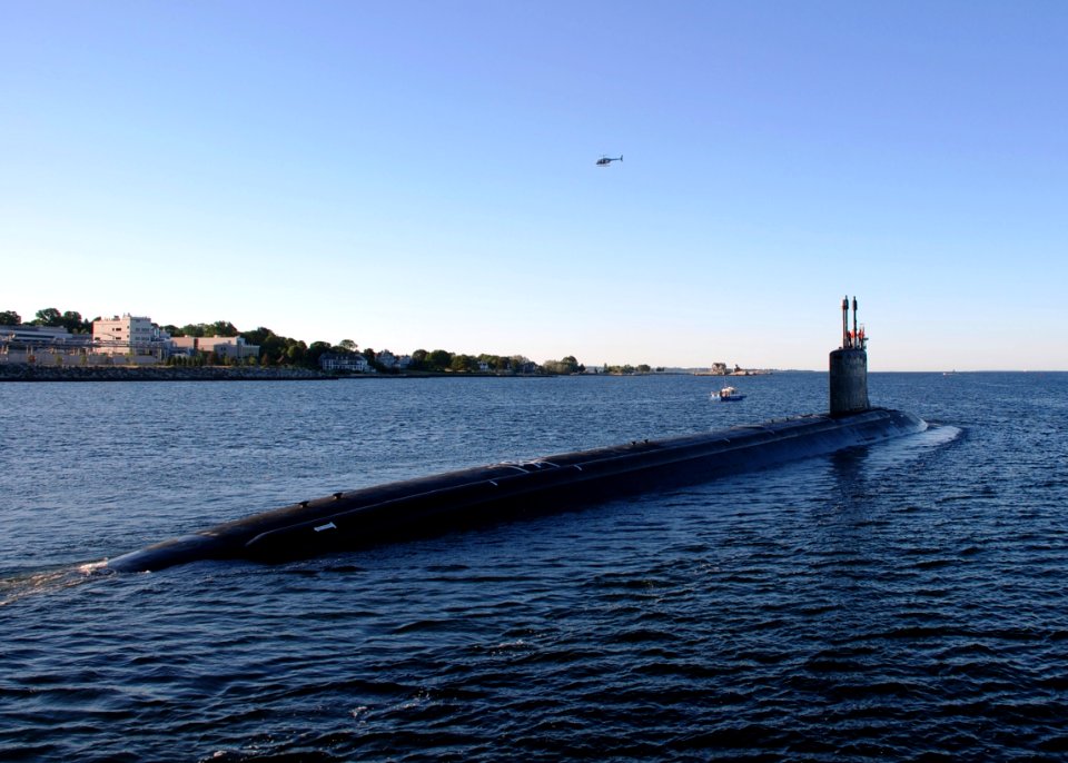 US Navy 100702-N-3090M-182 he Virginia-class attack submarine Pre-Commissioning Unit (PCU) Missouri (SSN 780) transits the Thames River