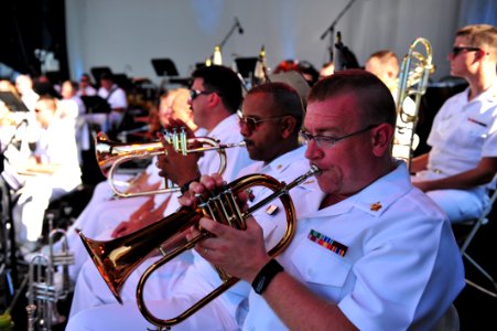 US Navy 100704-N-0773H-030 The Sea Chanters chorus, assisted by the Washington Symphonic Brass and led by National Cathedral music director