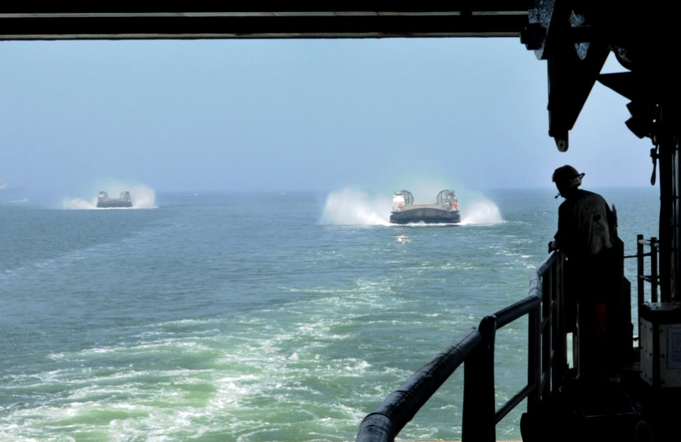 US Navy 100707-N-8069G-062 Landing craft air cushion approaches USS Carter Hall