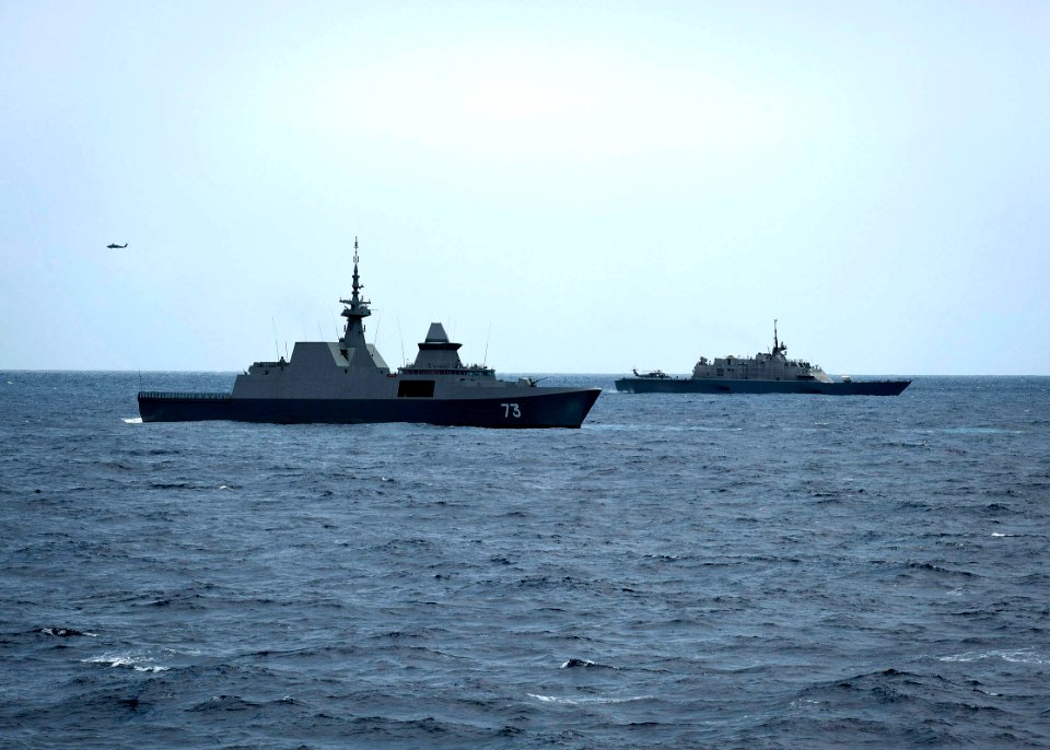 US Navy 100707-N-0260R-062 RSS Supreme (73) and USS Freedom (LCS 1) cruise in formation off the coast of Hawaii during Rim of the Pacific (RIMPAC) 2010 exercises