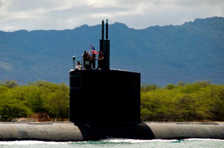 US Navy 100706-N-6674H-007 The Los Angeles-class fast attack submarine USS Pasadena (SSN 752) departs Joint Base Pearl Harbor-Hickam to participate in Rim of the Pacific (RIMPAC) 2010 exercises photo