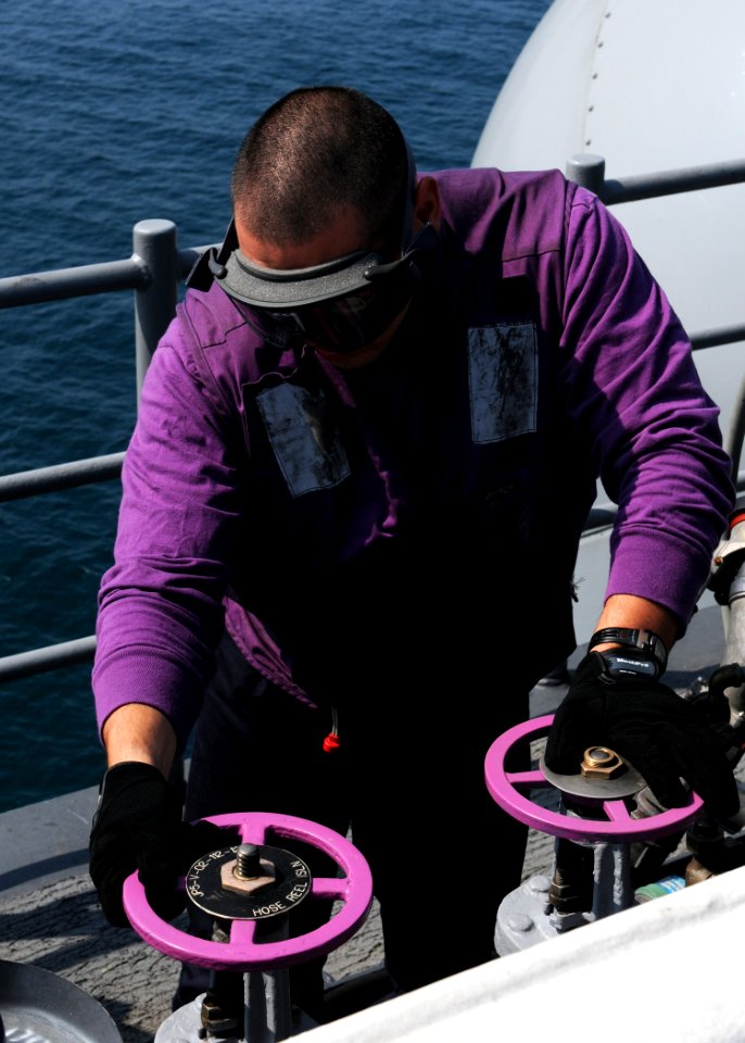 US Navy 100709-N-2908M-023 Sailor ensures clean fuel aboard USS Kearsarge