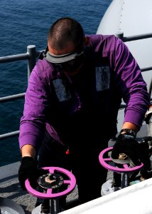 US Navy 100709-N-2908M-023 Sailor ensures clean fuel aboard USS Kearsarge