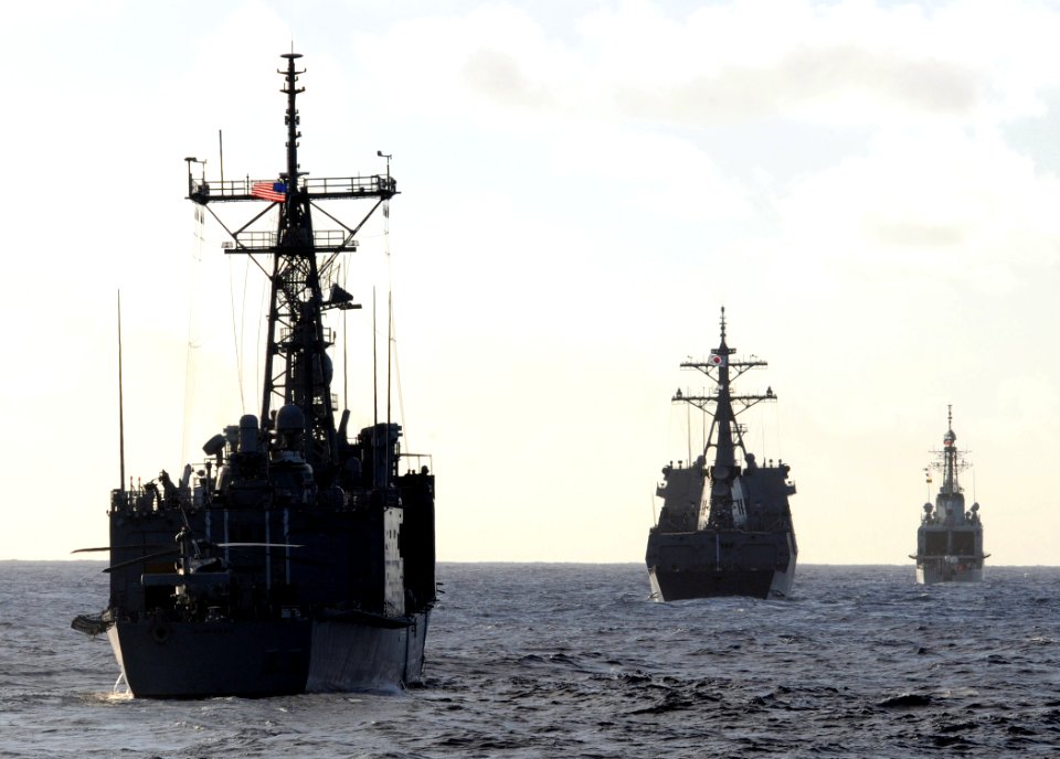 US Navy 100709-N-7058E-320 The guided-missile frigate USS McClusky (FFG 41), the Republic of Korea Navy guided-missile destroyer ROKS Sejong the Great (DDG 991)