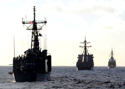 US Navy 100709-N-7058E-320 The guided-missile frigate USS McClusky (FFG 41), the Republic of Korea Navy guided-missile destroyer ROKS Sejong the Great (DDG 991)