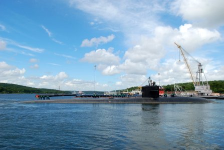 US Navy 100709-N-8750E-149 USS Philadelphia (SSN 690) transits the Thames River after departing Naval Submarine Base New London for the final time to complete the process of being retired from the U.S. Navy fleet