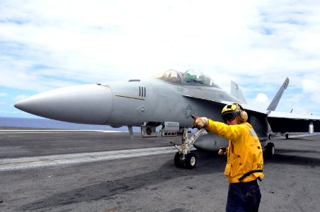 US Navy 100710-N-3659B-188 Aviation Boatswain's Mate (Handling) 2nd Class Chad Yarbrough