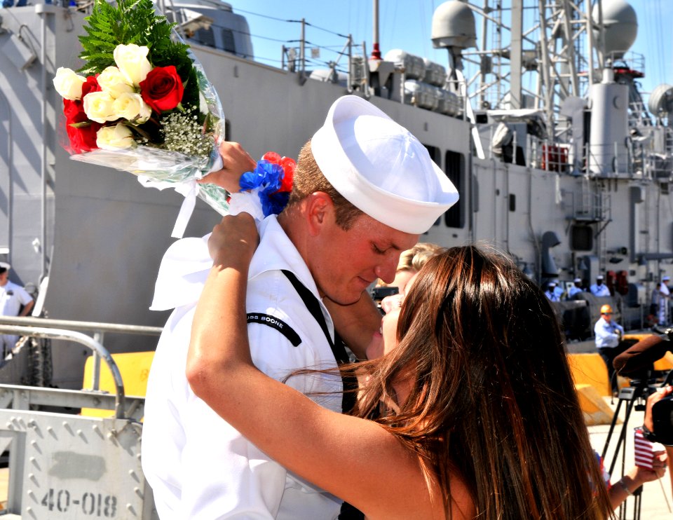 US Navy 100707-N-5516S-002 A USS Boone Sailor is welcomed home