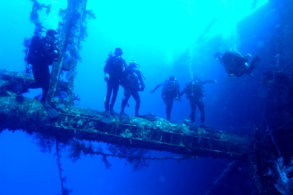 US Navy 100707-N-4776G-069 Explosive Ordnance Disposal Technicians assigned to Explosive Ordnance Disposal Mobile Unit (EODMU) 1 conducts dive equipment familiarization and training