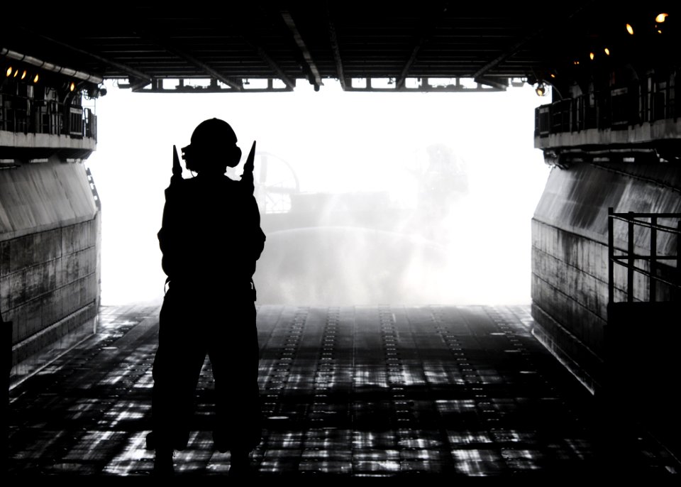 US Navy 100709-N-2908M-007 Boatswain's Mate 3rd Class Sweanda Africa directs a landing craft air cushion (LCAC) as it approaches the amphibious assault ship USS Kearsarge (LHD 3)