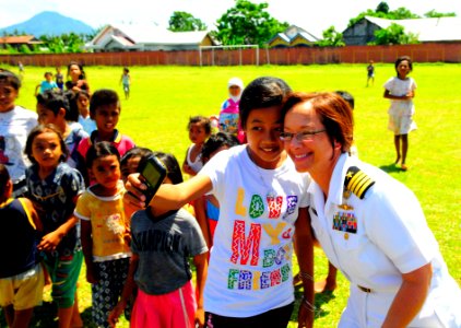 US Navy 100713-N-6410J-019 Capt. Lisa M. Franchetti, commander of Pacific Partnership 2010, poses for a photo with an Indonesian girl before participating in the opening ceremony