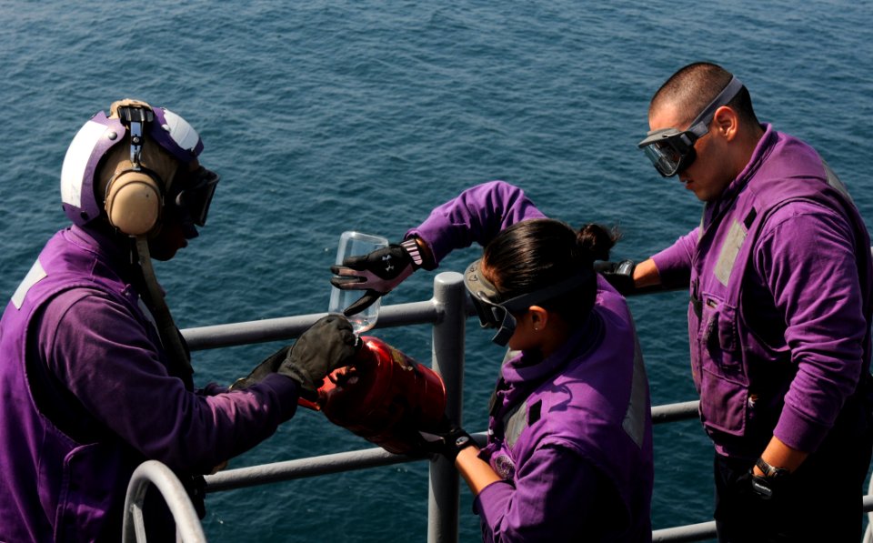 US Navy 100709-N-2908M-029 Sailors ensures clean fuel aboard USS Kearsarge