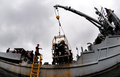 US Navy 100713-N-9769P-105 Navy Divers are lowered from the Military Sealift Command fleet ocean tug USNS Apache (T-ATF 172) on a diving stage