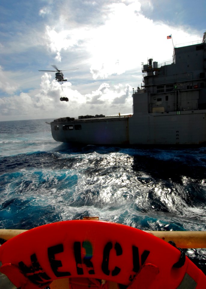 US Navy 100711-N-4044H-343 Helicopter conducts vertrep aboard USNS Richard E. Byrd