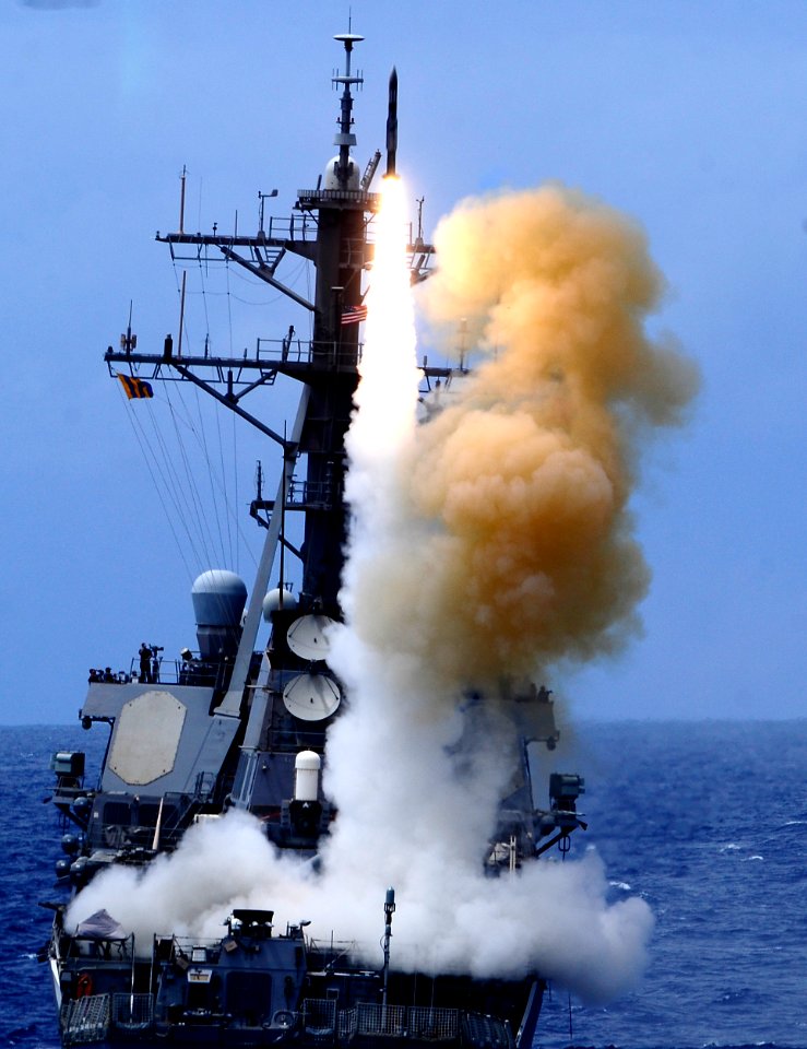 US Navy 100711-N-7498L-501 The guided-missile destroyer USS Benfold (DDG 65) fires a surface-to-air missile off the coast of Hawaii as part of Rim of the Pacific (RIMPAC) 2010 exercises