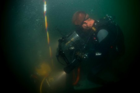US Navy 100715-N-1134L-011 Navy Diver 2nd Class Steve Vanzant, assigned to company 2-6 of Mobile Diving and Salvage Unit (MDSU) 2