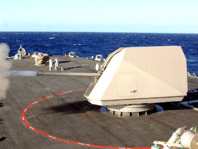 US Navy 100712-N-7058E-305 USS Freedom (LCS 1) fires its Mk-110 57mm gun during a surface gunnery exercise as part of the at-sea phase of Rim of the Pacific (RIMPAC) 2010 exercises (cropped)