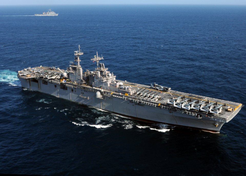 US Navy 100720-N-2908M-170 The Kearsarge Amphibious Ready Group lines up for a simulated strait transit