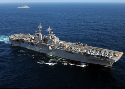 US Navy 100720-N-2908M-170 The Kearsarge Amphibious Ready Group lines up for a simulated strait transit