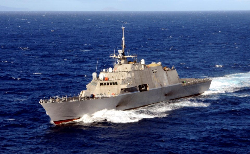 US Navy 100718-N-7058E-476 USS Freedom (LCS 1) operates off the coast of Kauai, Hawaii, during the at-sea phase of Rim of the Pacific (RIMPAC) 2010