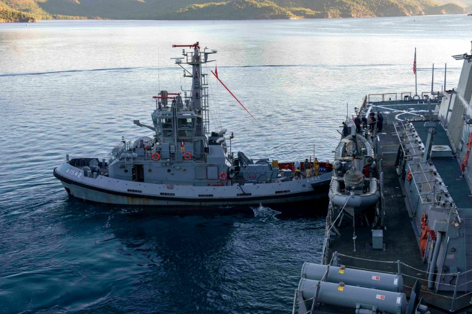 USN tugboat helpd move the USS Donald Cook at Aksaz Naval Base in Turkey -- 151102-N-TC720-023 (22711349145)