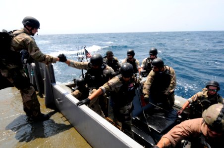 US Navy 100721-N-3154P-036 Members of the visit, board, search and seizure team assigned to the amphibious transport dock USS Ponce (LPD 15)