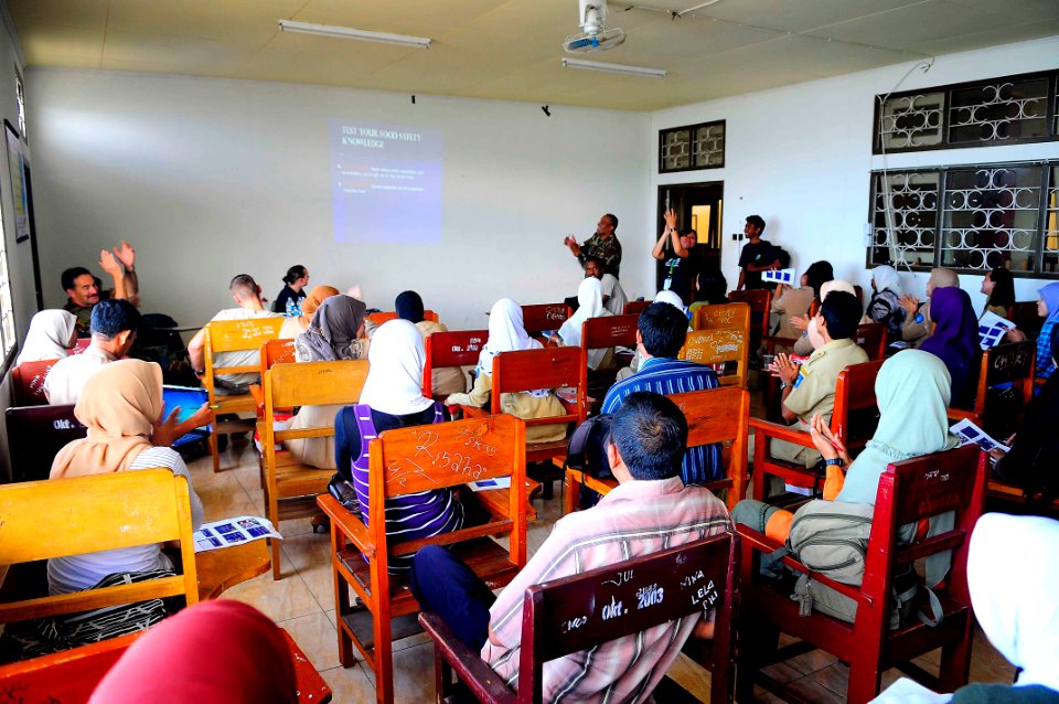 US Navy 100720-N-6410J-030 Medical professionals from the education and training department aboard the Military Sealift Command hospital ship USNS Mercy (T-AH 19) conduct a subject matter expert exchange with students at a medi