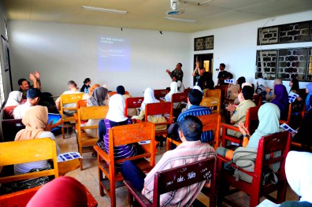 US Navy 100720-N-6410J-030 Medical professionals from the education and training department aboard the Military Sealift Command hospital ship USNS Mercy (T-AH 19) conduct a subject matter expert exchange with students at a medi