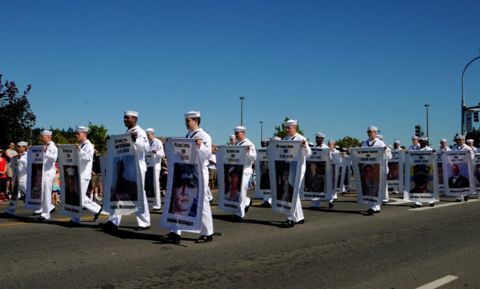 US Navy 100724-N-2143T-001 Sailors hold up banners of fallen Soldiers, Sailors, Airmen and Marines from Washington during the 38th annual Whaling Days Parade