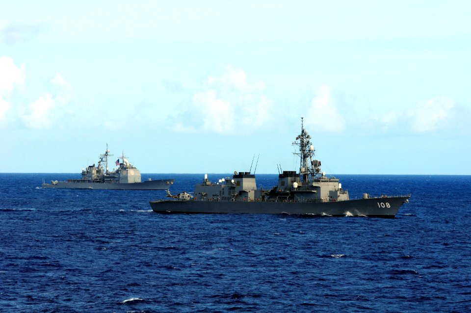 US Navy 100724-N-3659B-019 The Japan Maritime Self-Defense Force Murasame-class destroyer JS Akebono (DD 108) and the Ticonderoga-class guided-missile cruiser USS Lake Erie (CG 70)