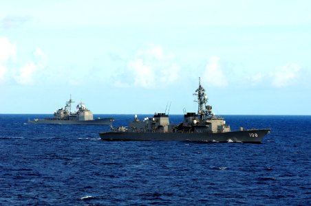 US Navy 100724-N-3659B-019 The Japan Maritime Self-Defense Force Murasame-class destroyer JS Akebono (DD 108) and the Ticonderoga-class guided-missile cruiser USS Lake Erie (CG 70)