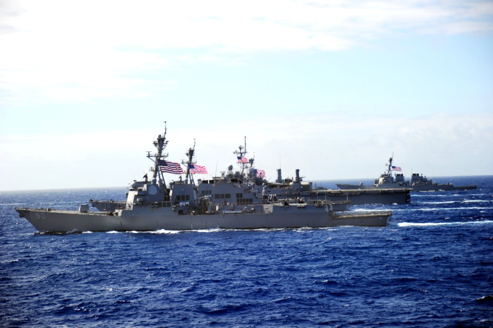 US Navy 100724-N-9500T-169 The Arleigh Burke-class guised-missile destroyers USS Chafee (DDG 90) and USS Hopper (DDG 70) are underway in formation with other U.S. Navy ships during Rim of the Pacific (RIMPAC) 2010