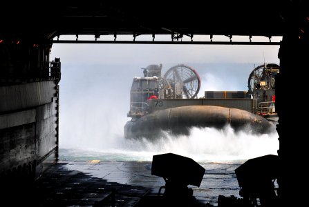 US Navy 100725-N-7948R-613 A landing craft air cushion (LCAC) approaches the well deck of the amphibious dock landing ship USS Pearl Harbor (LSD 52) photo