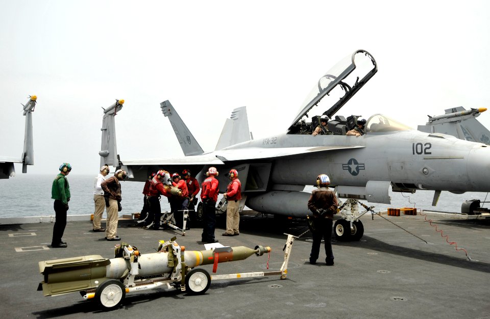 US Navy 100725-N-6003P-158 Aviation ordnancemen upload bombs onto an F-A-18F Super Hornet assigned to the Swordsmen of Strike Fighter Squadron (VFA) 32 aboard the aircraft carrier USS Harry S. Truman (CVN 75)