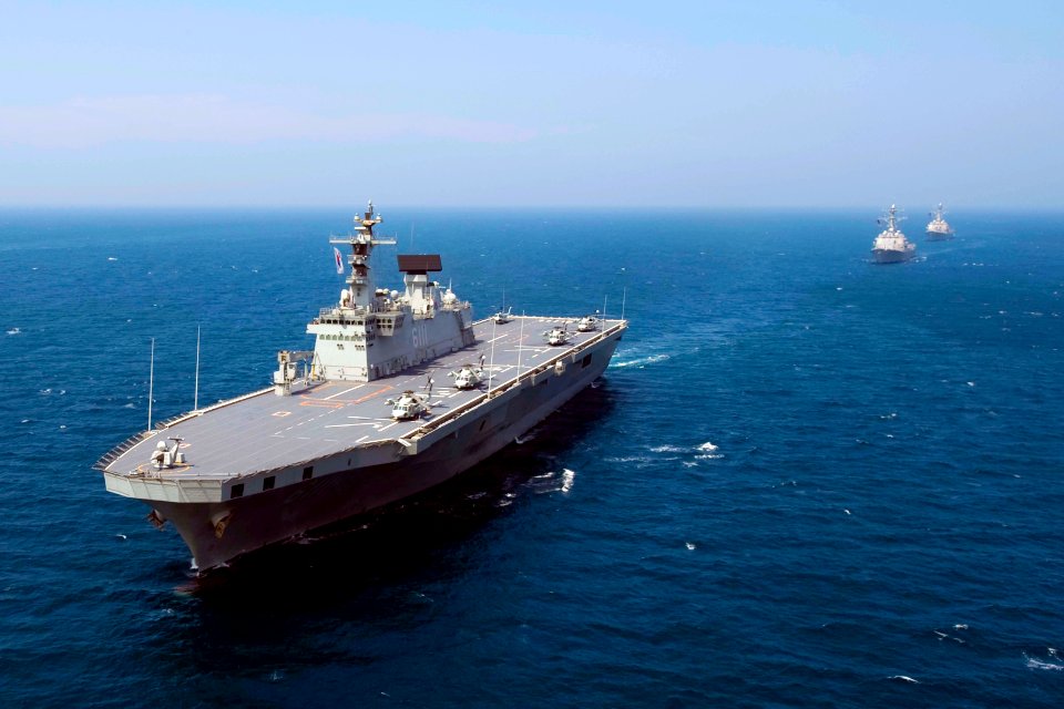 US Navy 100727-N-6720T-080 The Republic of Korea Navy amphibious landing ship ROKS Dokdo (LPH 6111) is underway in the Sea of Japan with the guided-missile destroyers USS Lassen (DDG 82) and USS Chung-Hoon (DDG 93)