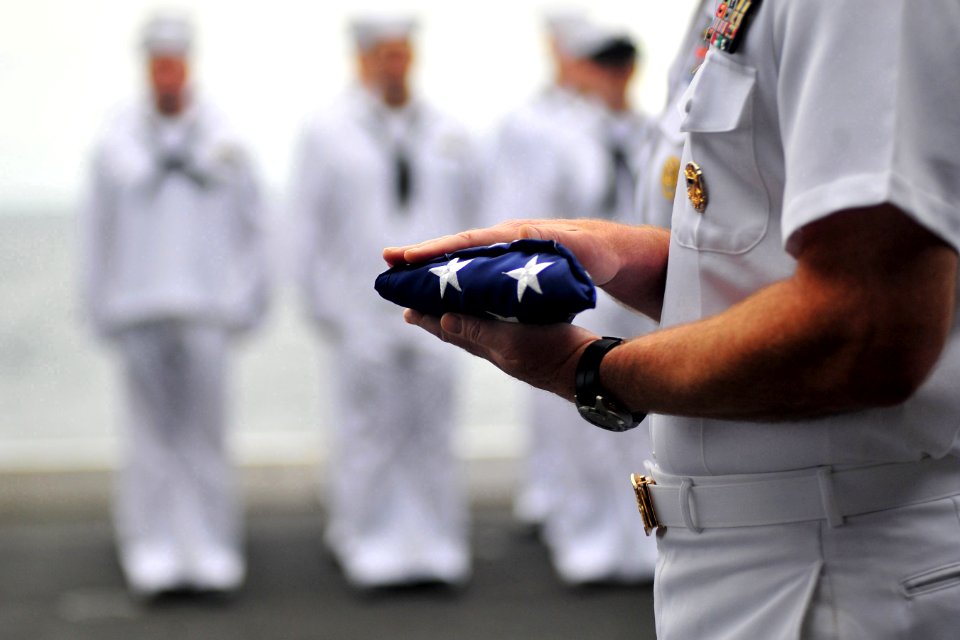 US Navy 100725-N-2953W-423 apt. Bruce H. Lindsey, commanding officer of the aircraft carrier USS Carl Vinson (CVN 70)