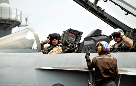 US Navy 100725-N-6003P-109 Cmdr. Chad Vincelette, executive officer of the Swordsmen of Strike Fighter Squadron (VFA) 32