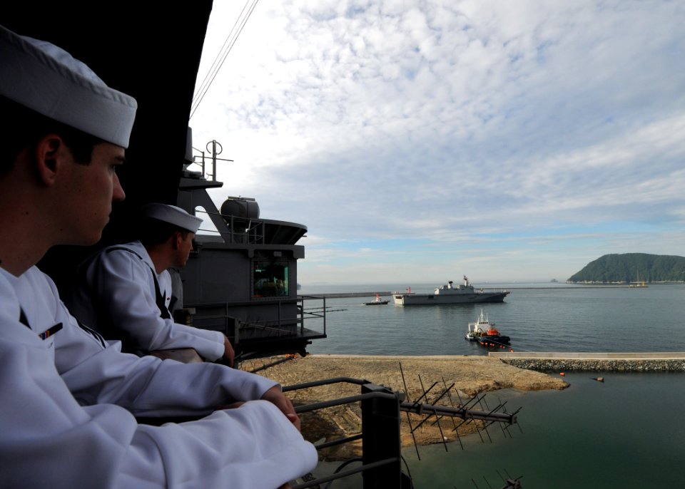 US Navy 100725-N-4830B-003 Sailors watch from aboard the ship as the aircraft carrier USS George Washington (CVN 73) departs Busan, Republic of Korea